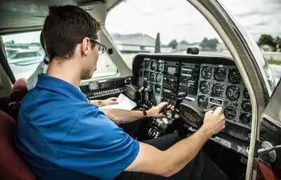 Un étudiant accompagné d'un instructeur dans une avion Cessnat 172