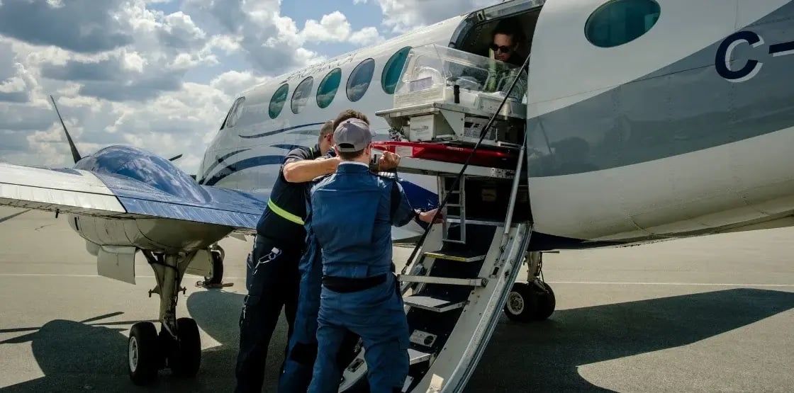 L’équipe médicale de Propair effectue un transbordement d’incubateur à bord d’un avion King Air A100.