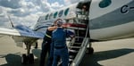 L’équipe médicale de Propair effectue un transbordement d’incubateur à bord d’un avion King Air A100.