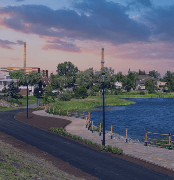 View of the Osisko Lake bike path in Rouyn-Noranda.