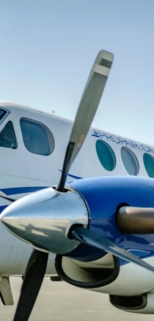 Vue rapprochée d’un King Air A100 de Propair.