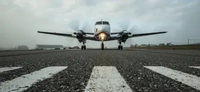 Un avion Piper Twin Comanche sur une piste d'atterrissage. 