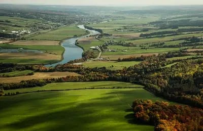 Une rivière vue du ciel en automne. 