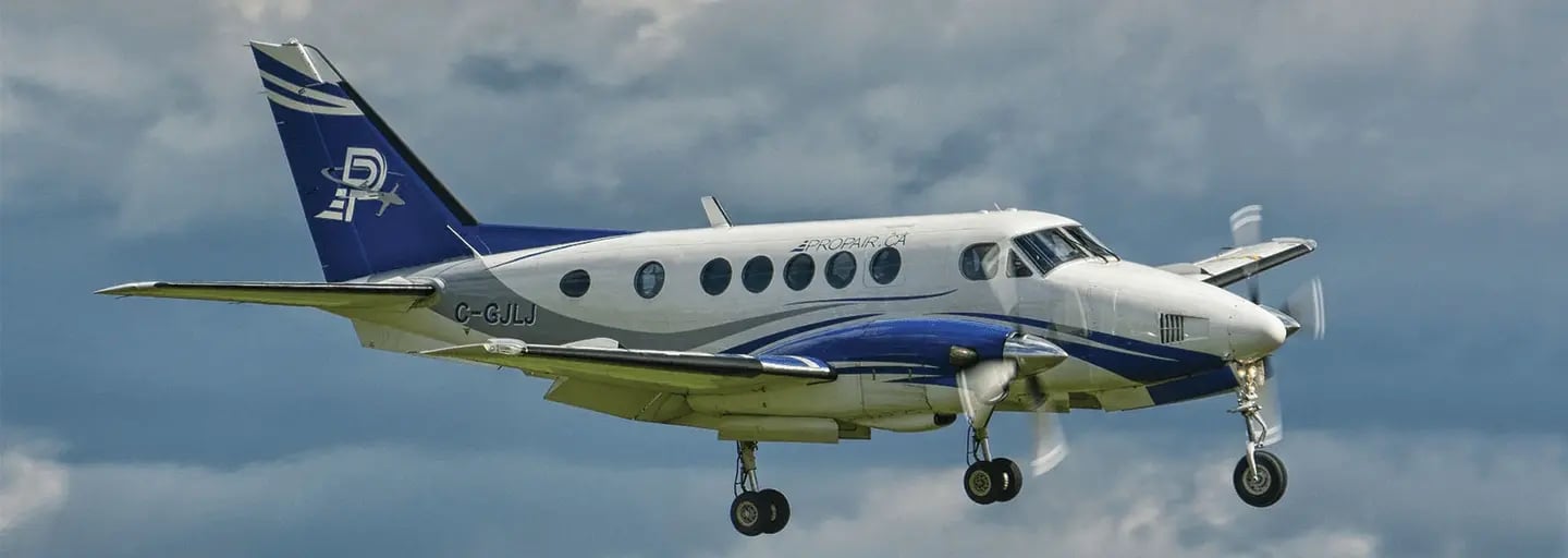 Un avion King Air 100 de Propair en vol dans les nuages. 
