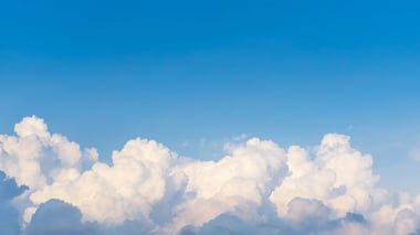 Photo d'un ciel bleu avec des nuages blancs